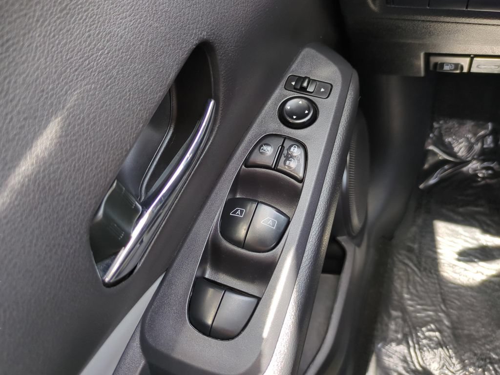 Used 2024 Nissan Kicks SR w/ SR Premium Package FWD image 18