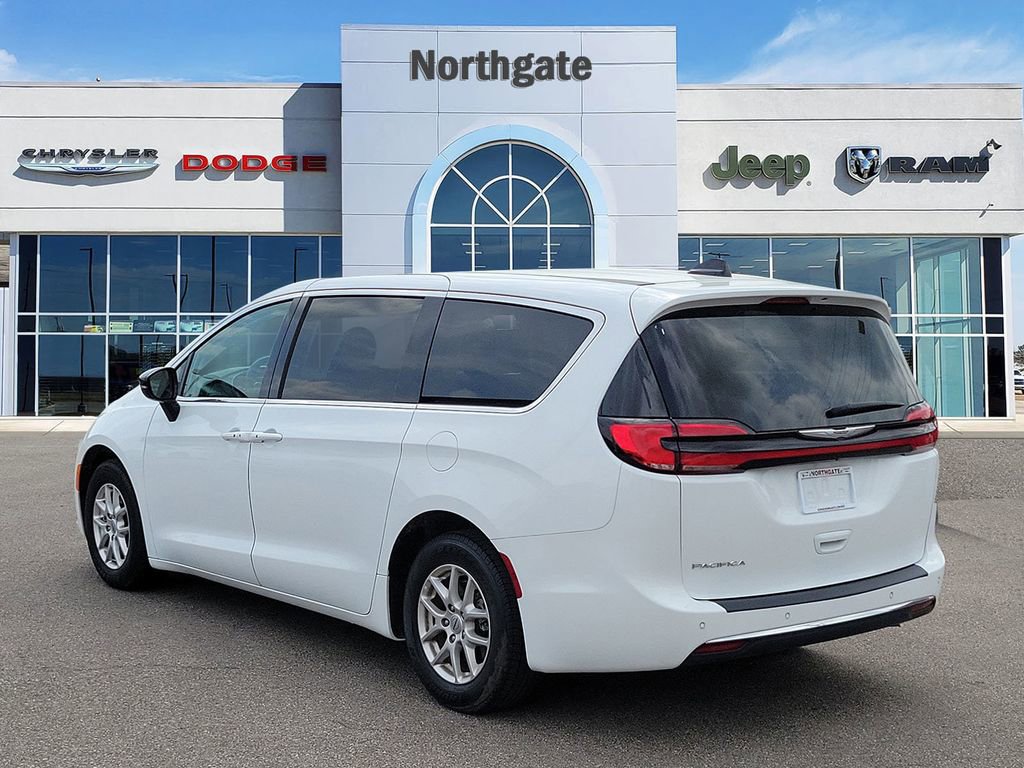 Used 2024 Chrysler Pacifica Touring-L FWD image 3