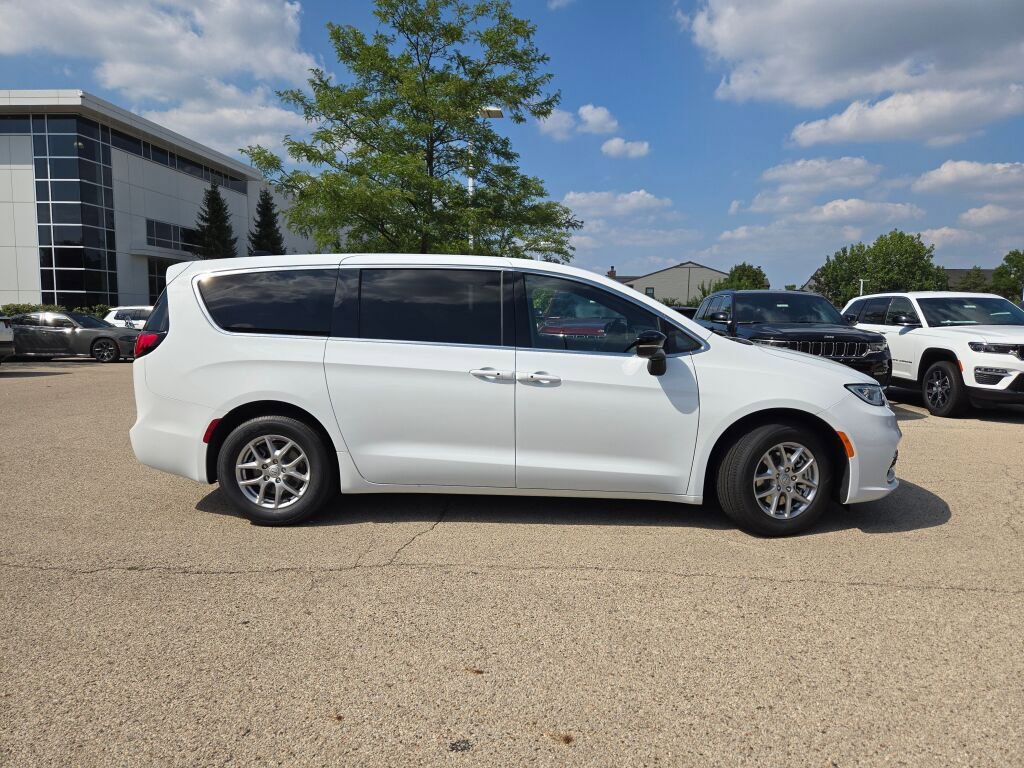 New 2026 Chrysler Pacifica Select image 6