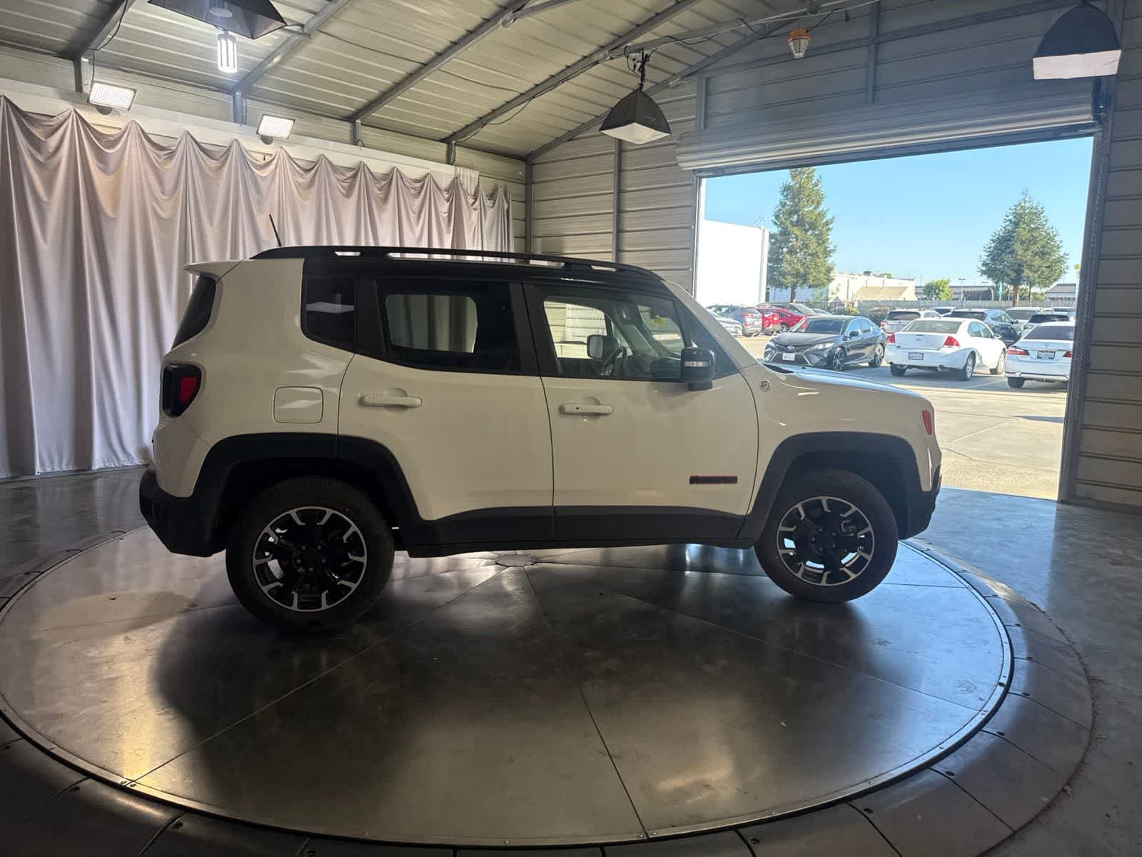 Used 2023 Jeep Renegade Trailhawk AWD/4WD image 4