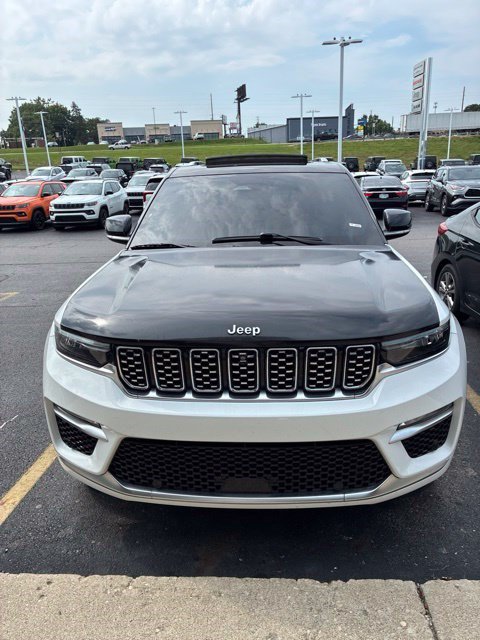 Used 2023 Jeep Grand Cherokee Summit AWD/4WD image 2