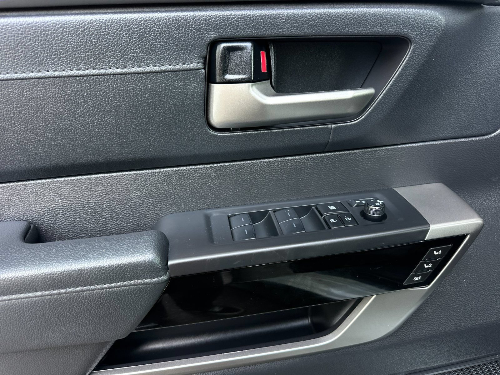 Used 2024 Toyota Tundra Limited AWD/4WD image 10
