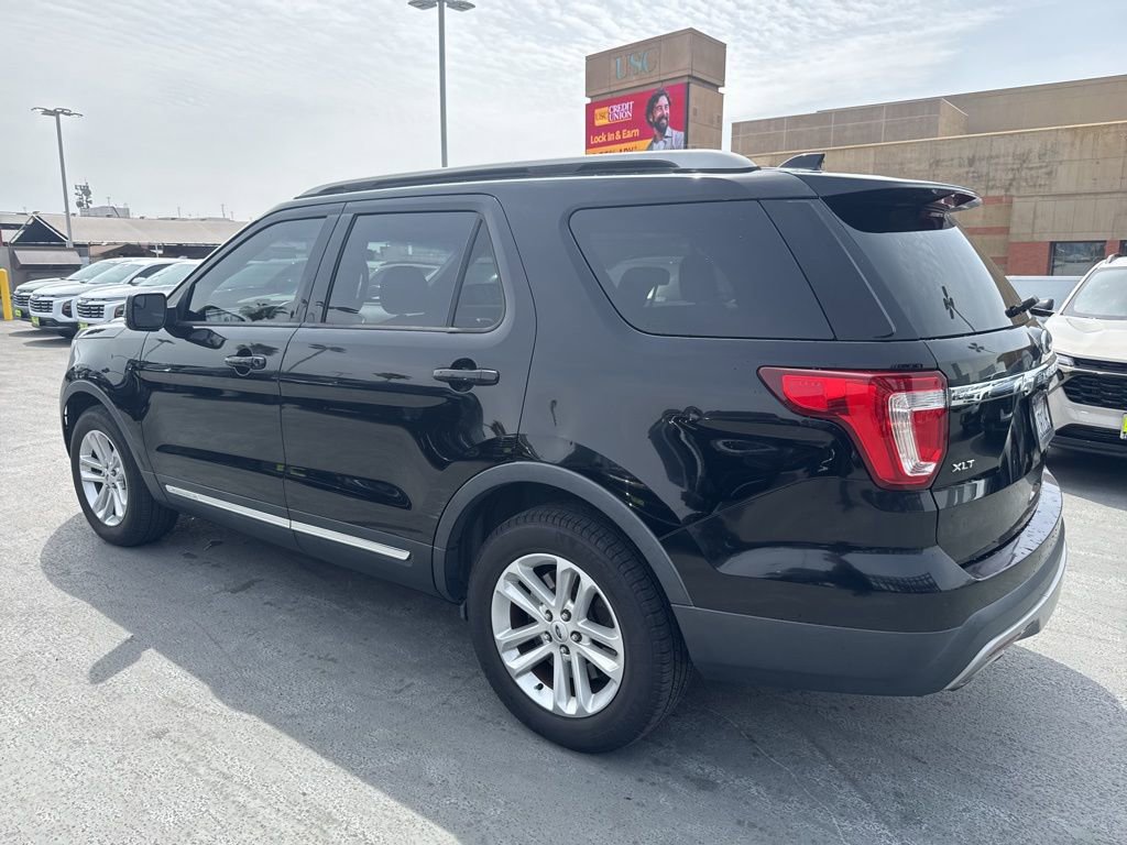Used 2017 Ford Explorer XLT image 6
