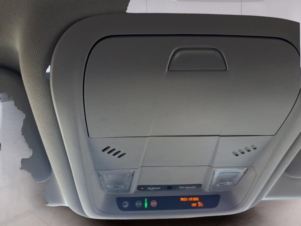 Used 2024 GMC Terrain SLE image 23