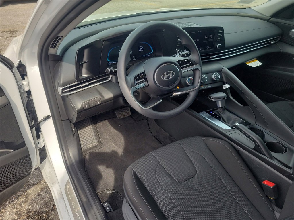 Certified 2025 Hyundai Elantra SE image 17