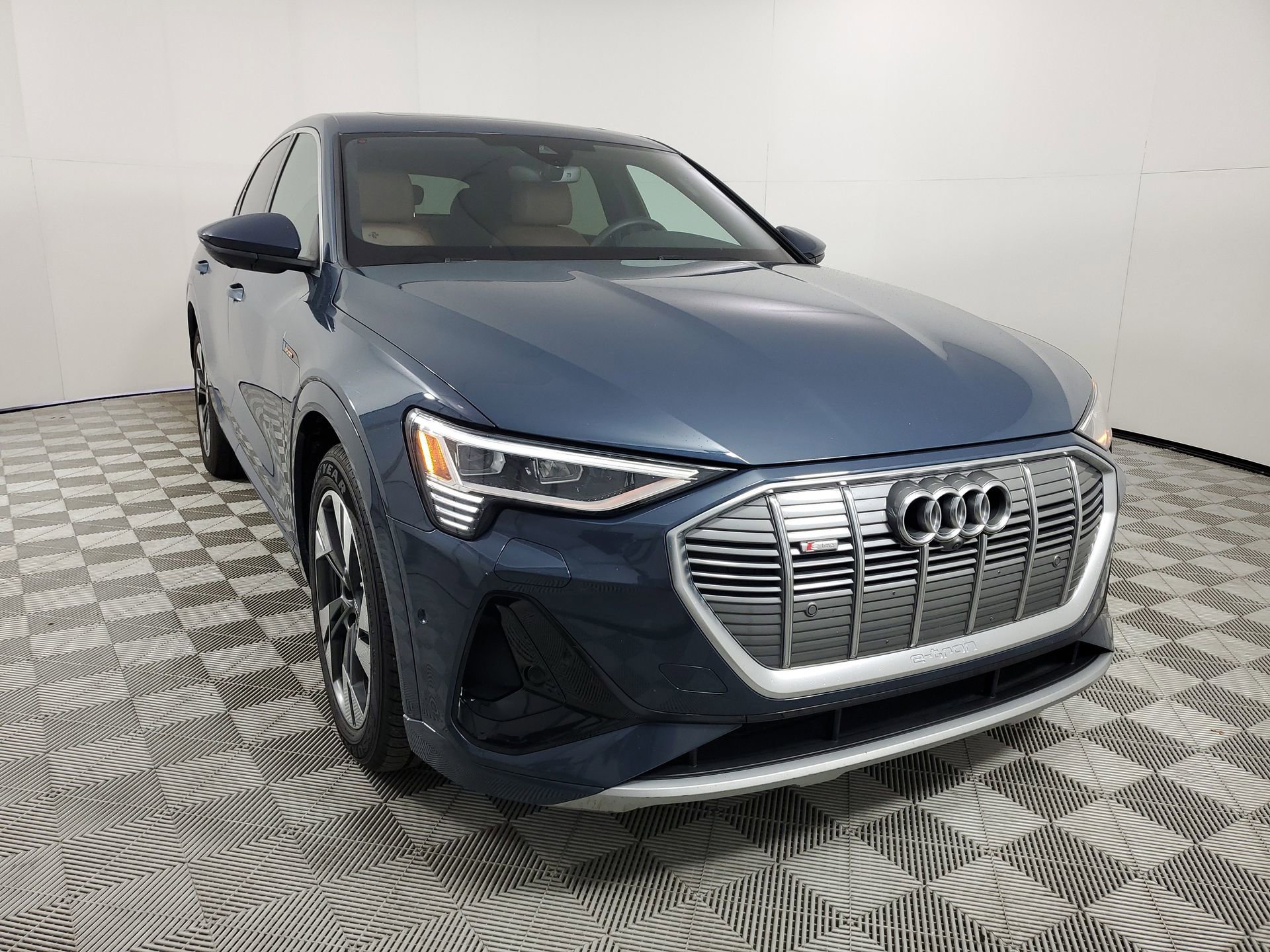 Used 2023 Audi e-tron Premium Plus w/ Premium Plus Package image 2