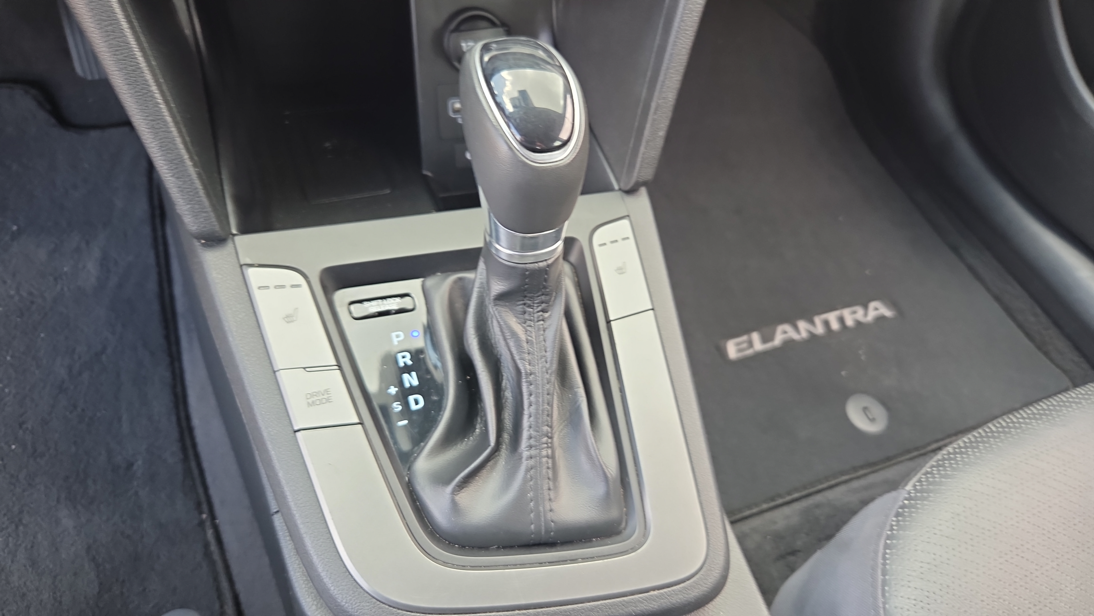 Used 2020 Hyundai Elantra Limited w/ Cargo Package (C1) FWD image 11