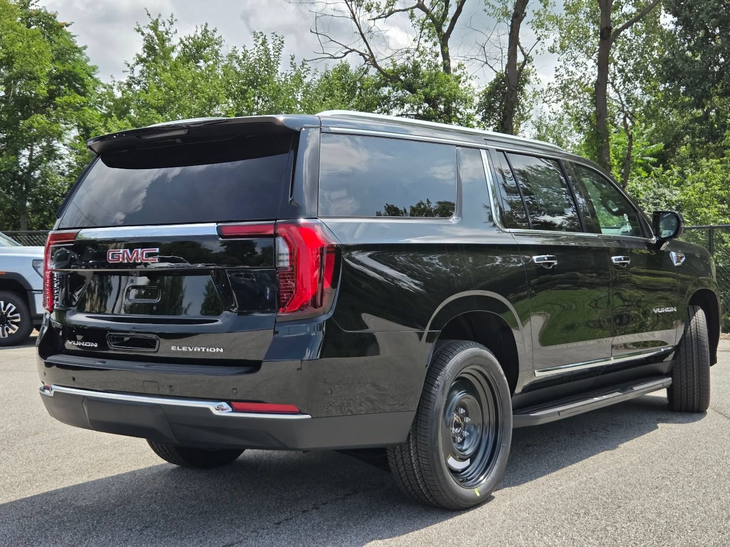 New 2026 GMC Yukon XL Elevation w/ LPO, Elevation Black Package AWD/4WD image 17