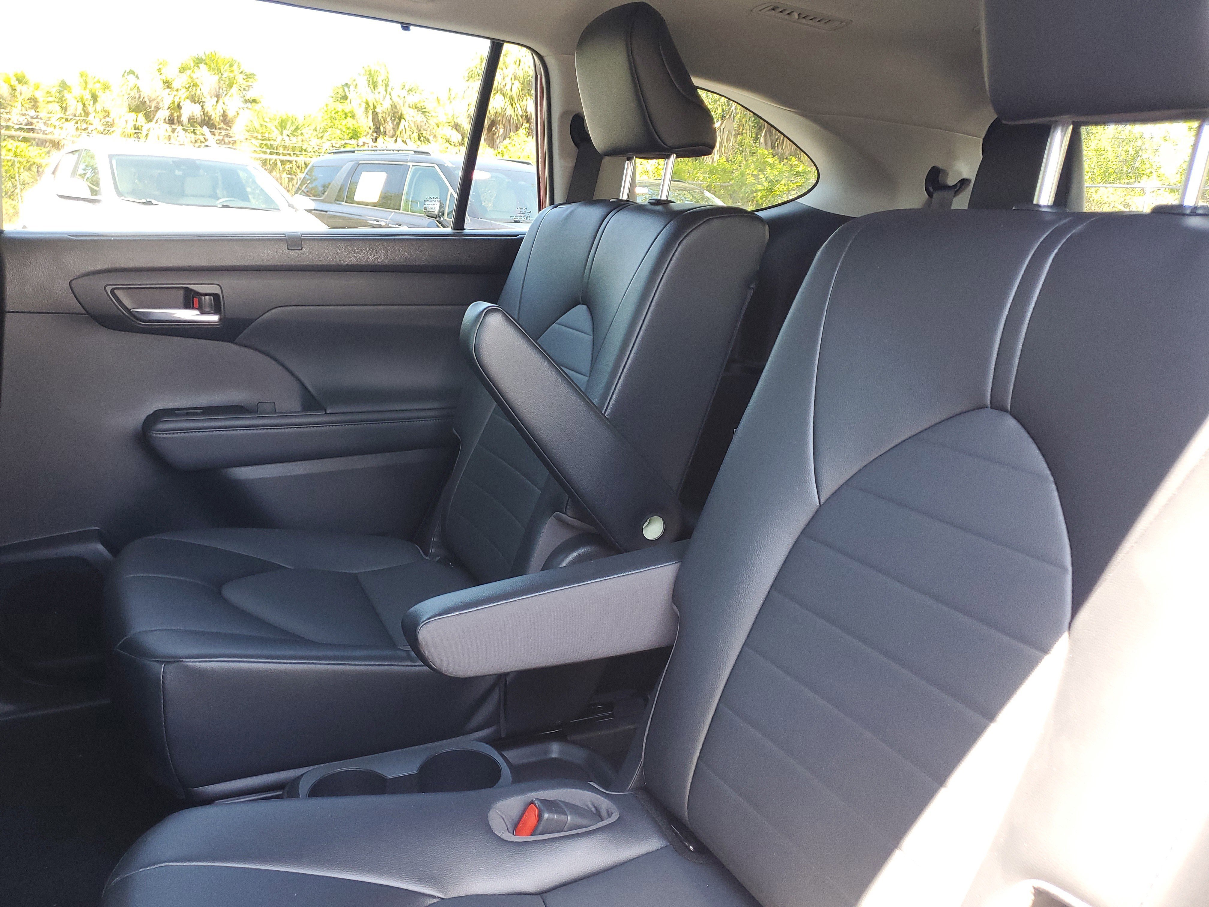 Used 2022 Toyota Highlander XLE FWD image 12