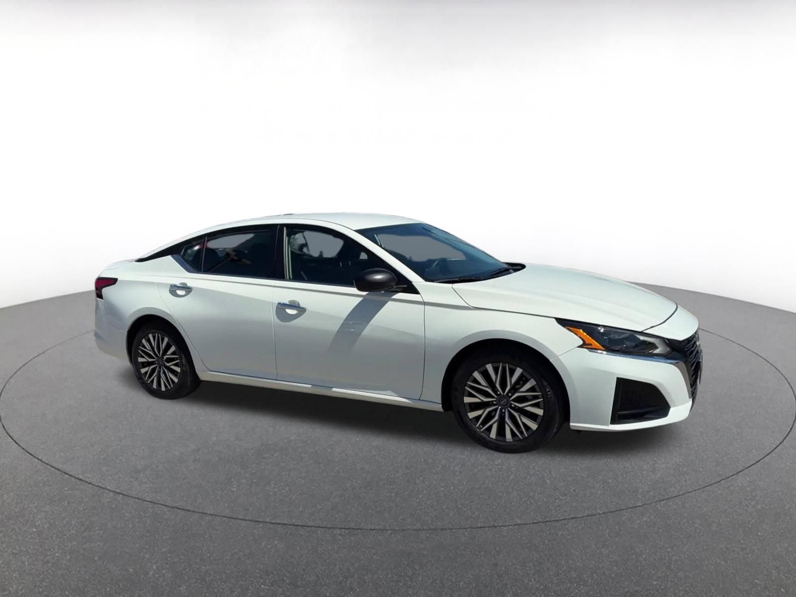 Used 2025 Nissan Altima 2.5 SV FWD image 2