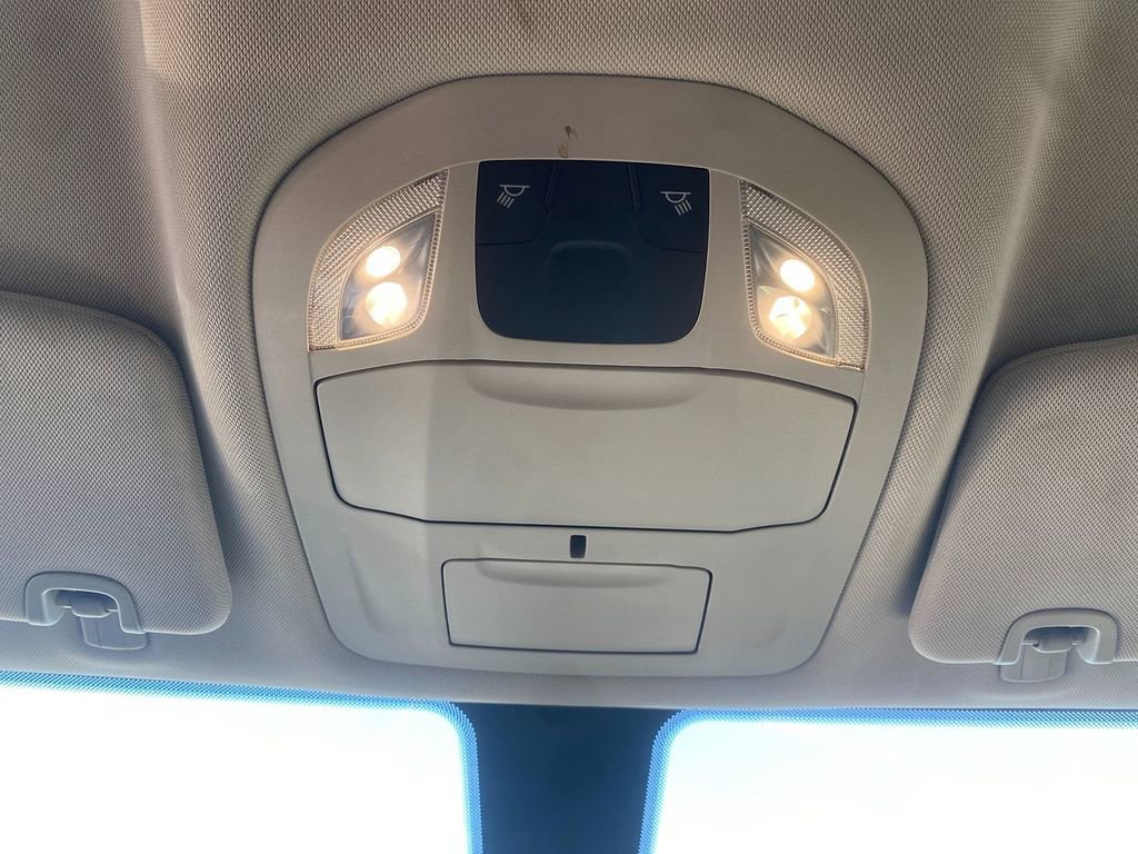 Used 2020 Chrysler Voyager LX image 23