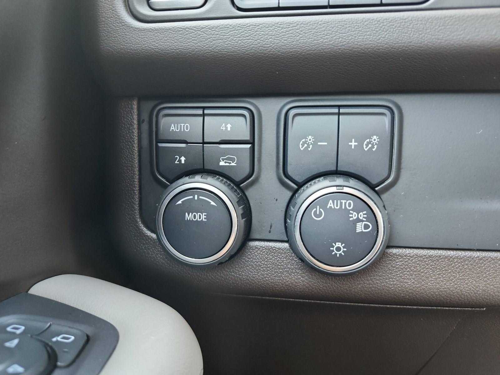 Used 2024 Chevrolet Suburban LT AWD/4WD image 23