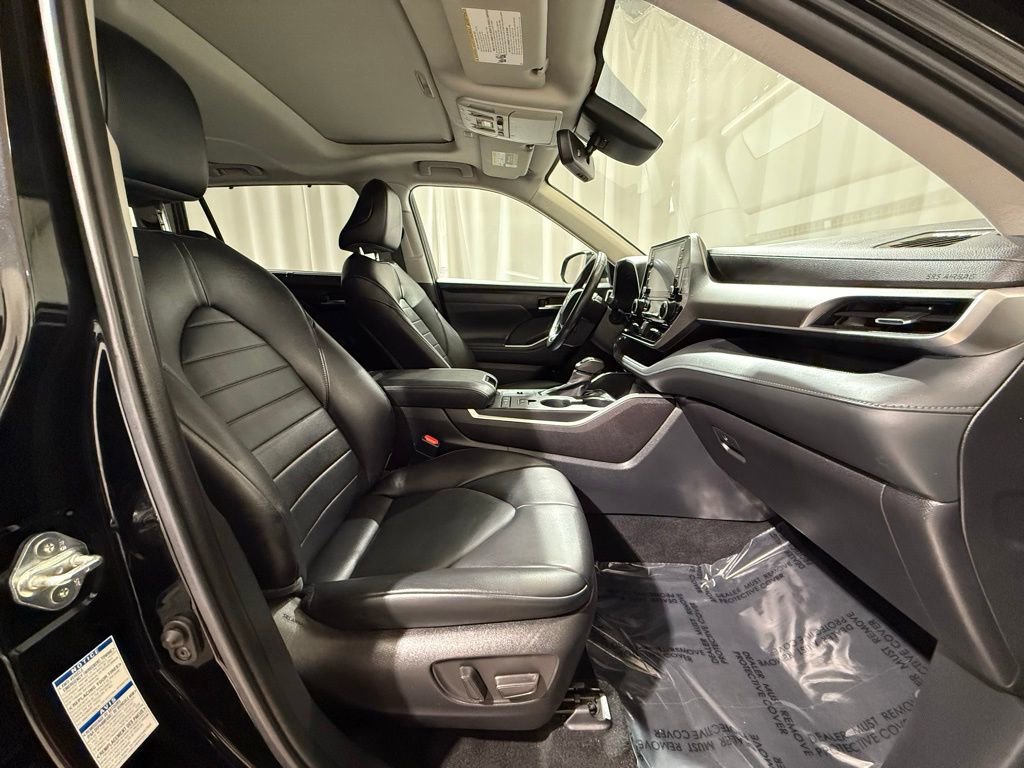 Used 2022 Toyota Highlander XLE AWD/4WD image 24