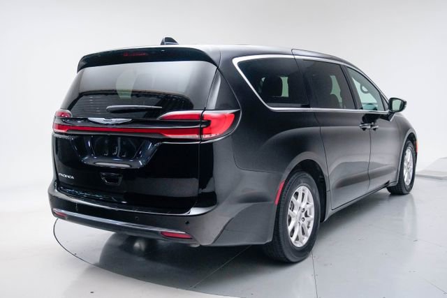 Used 2025 Chrysler Pacifica Select FWD image 5