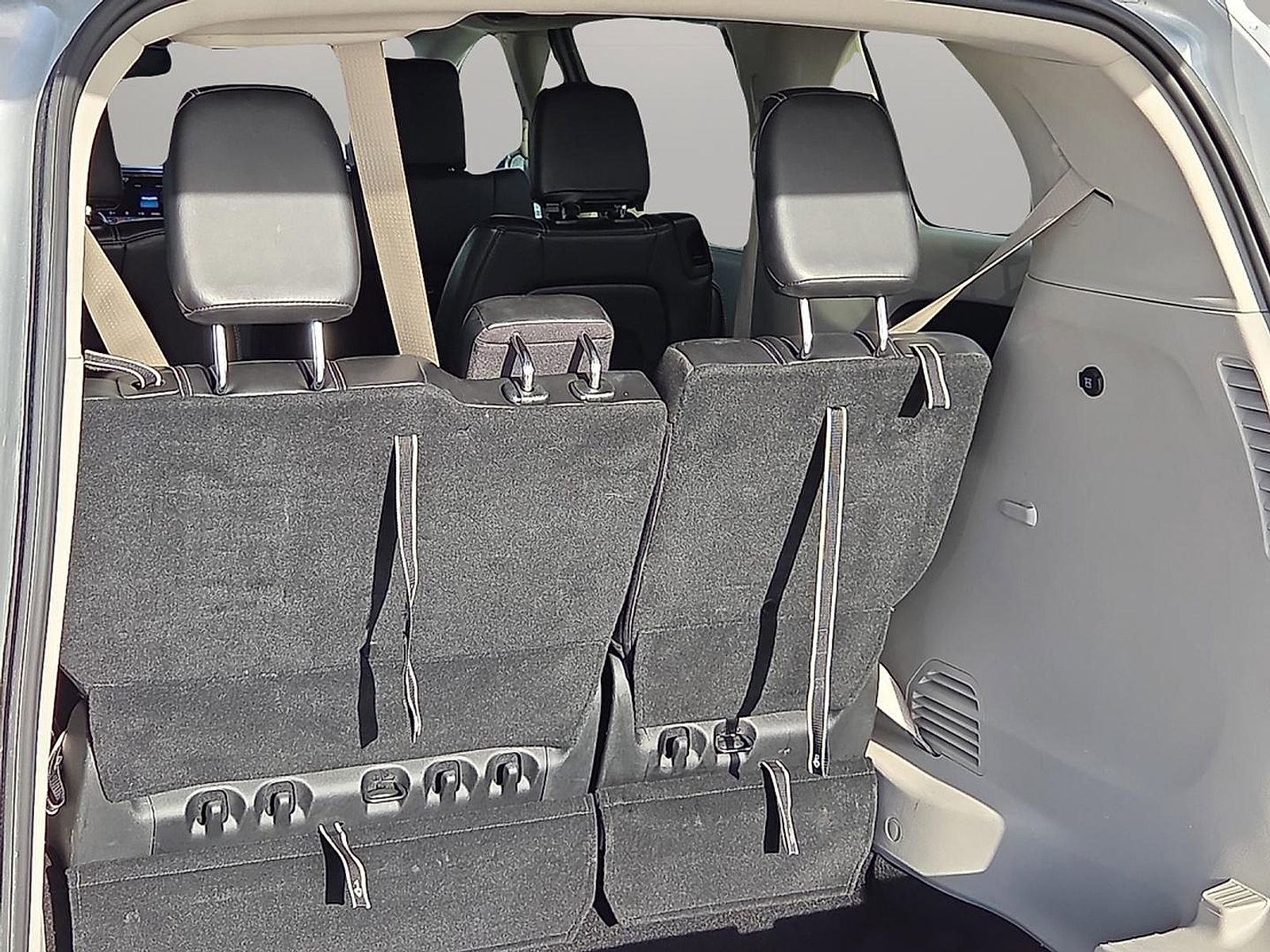 Used 2024 Chrysler Pacifica Touring-L image 8