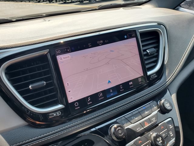 Used 2025 Chrysler Pacifica Limited FWD image 36