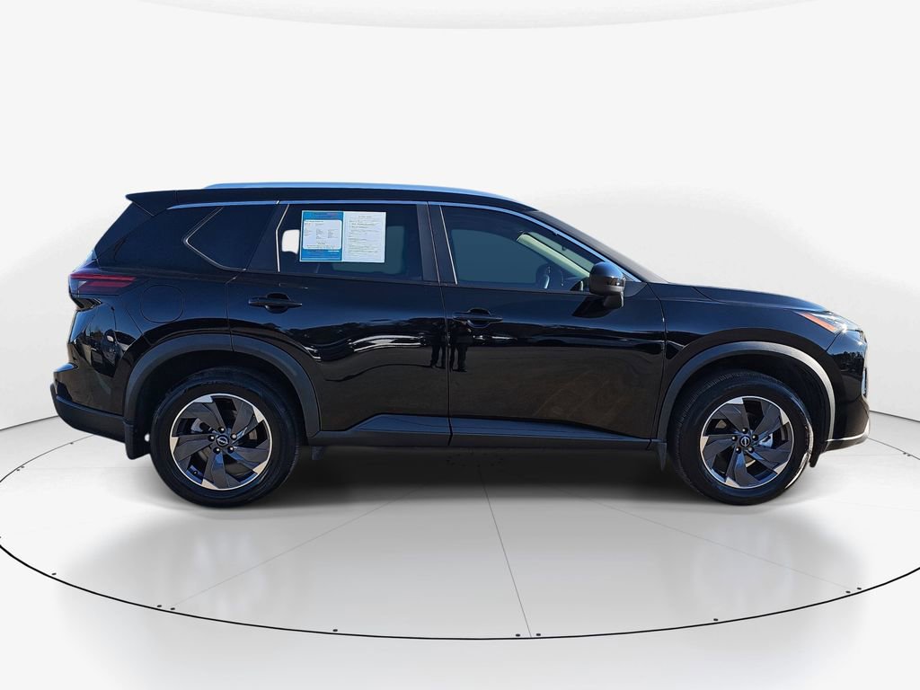 Used 2025 Nissan Rogue SV w/ SV Premium Package image 3
