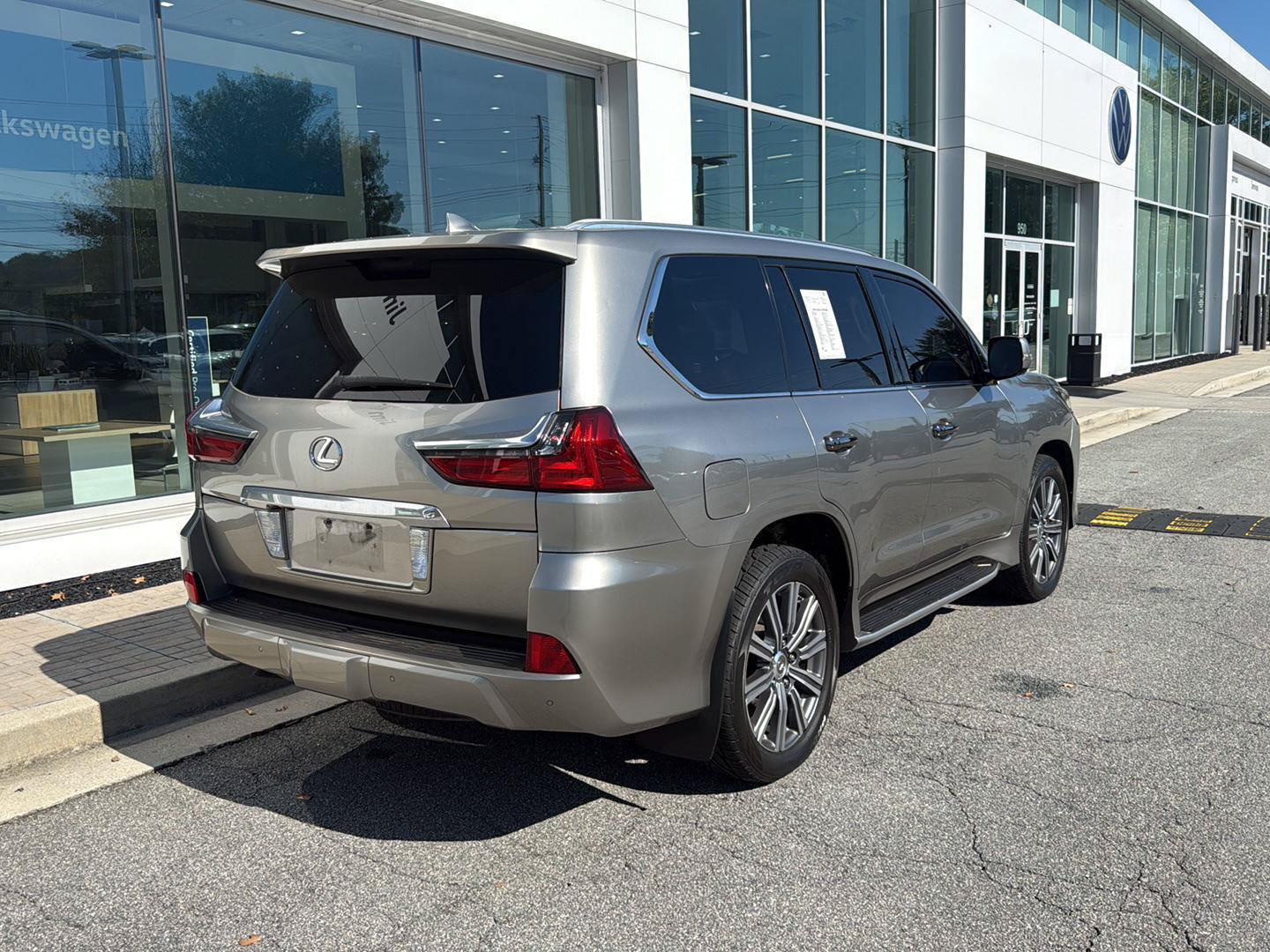 Used 2016 Lexus LX 570 4WD w/ Luxury Package image 7