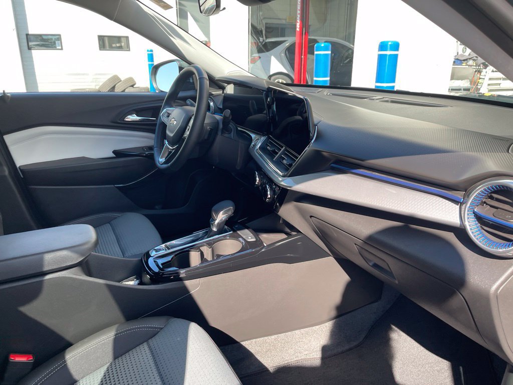 New 2026 Chevrolet Trax LT w/ Sunroof Package FWD image 25
