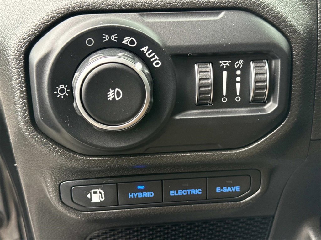 Used 2022 Jeep Wrangler Unlimited Sahara w/ Cold Weather Group image 18