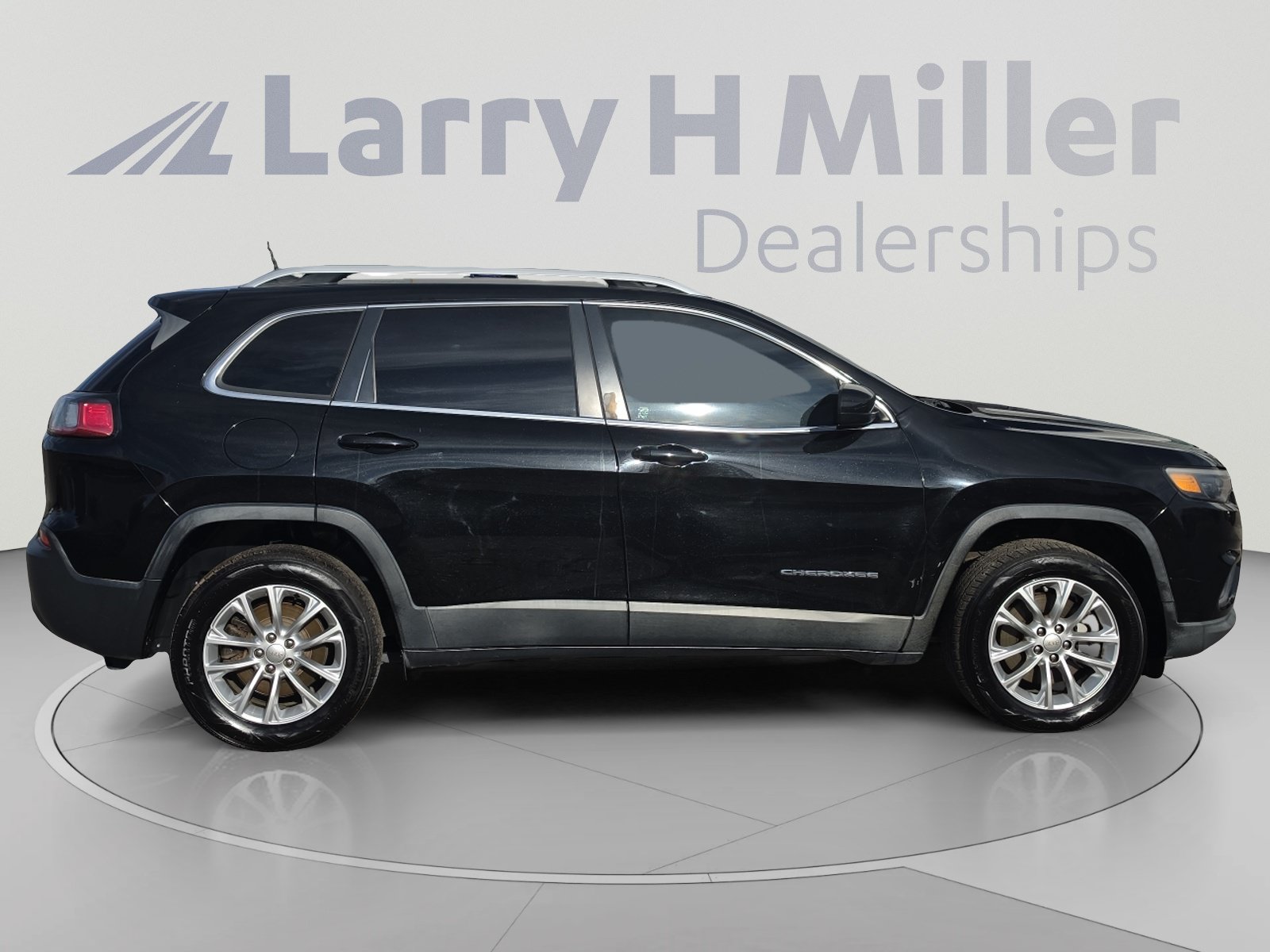 Used 2019 Jeep Cherokee Latitude w/ Cold Weather Group AWD/4WD image 6