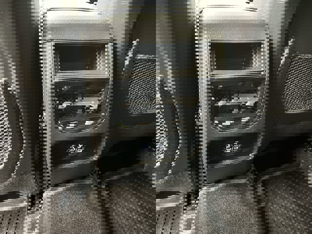 Used 2023 Jeep Grand Cherokee Laredo image 11