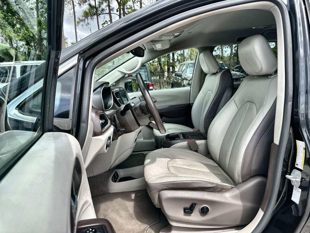 Used 2019 Chrysler Pacifica Touring-L FWD image 18