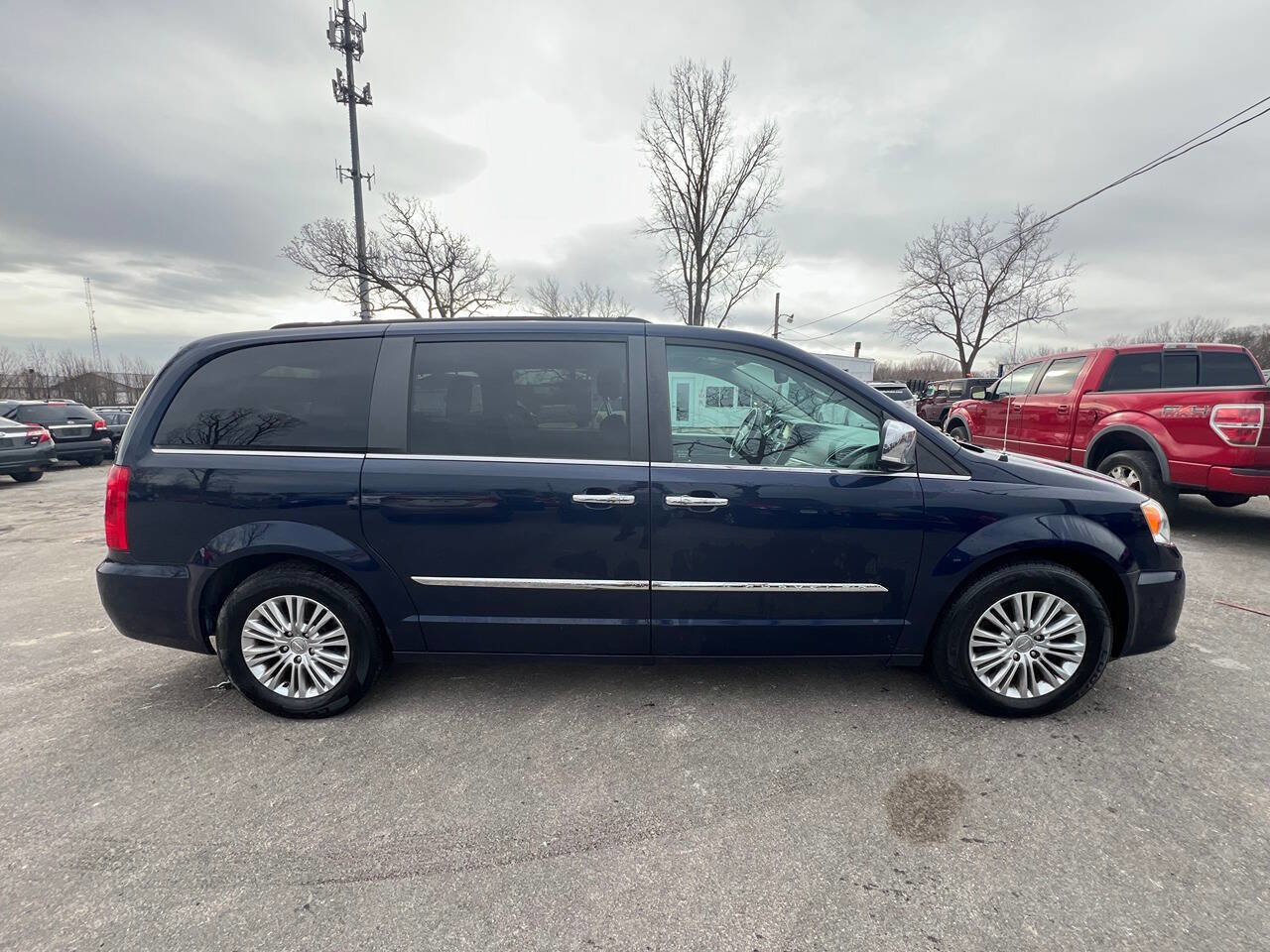 Used 2015 Chrysler Town & Country Touring-L w/ Driver Convenience Group image 4