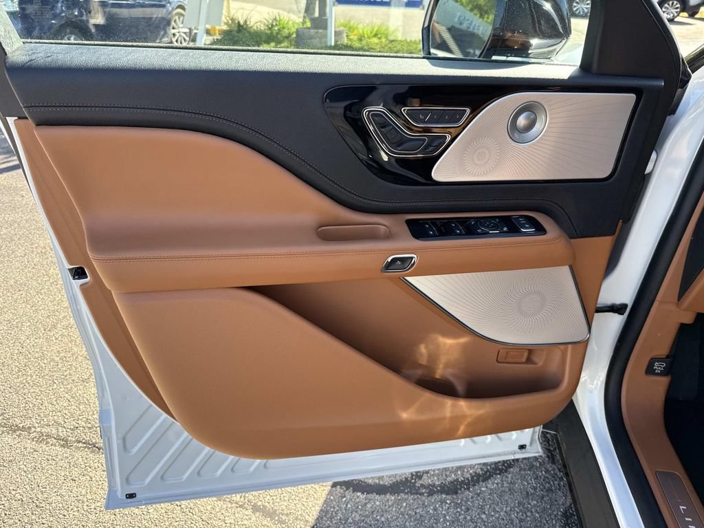 Used 2025 Lincoln Aviator Black Label AWD/4WD image 17