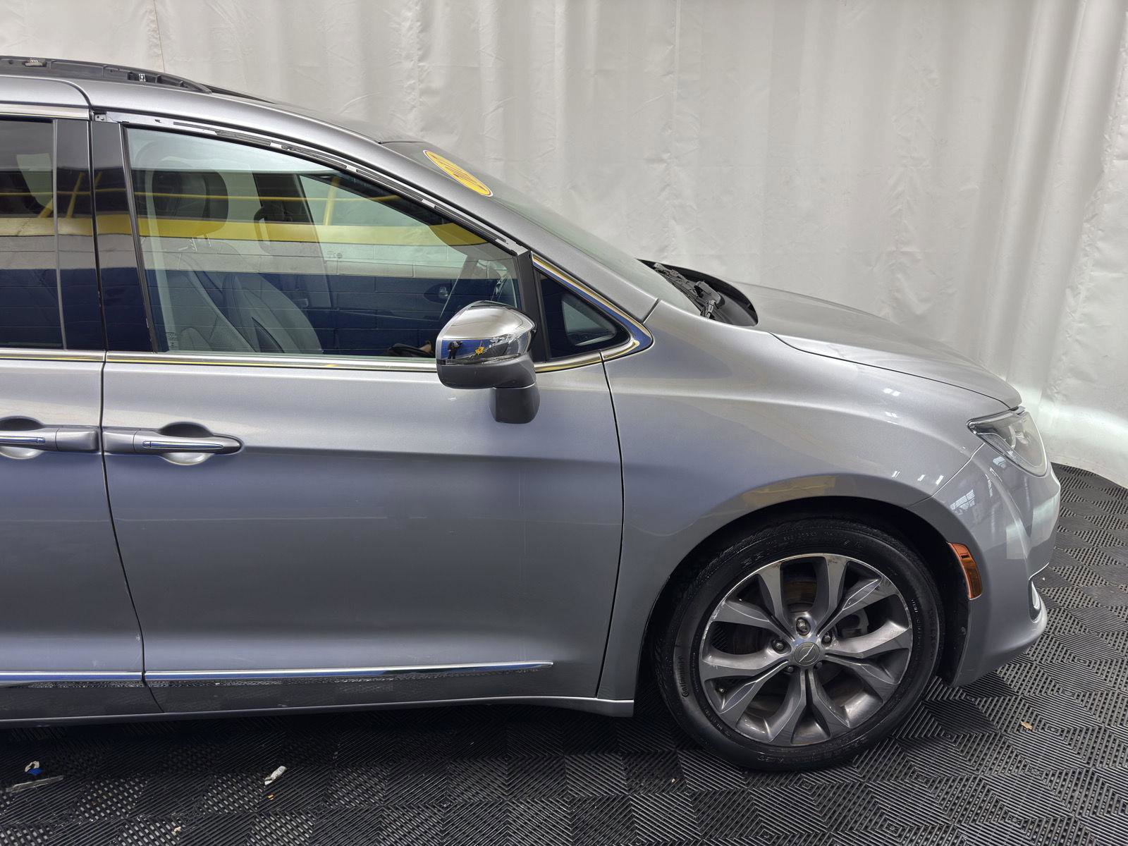 Used 2017 Chrysler Pacifica Limited image 10