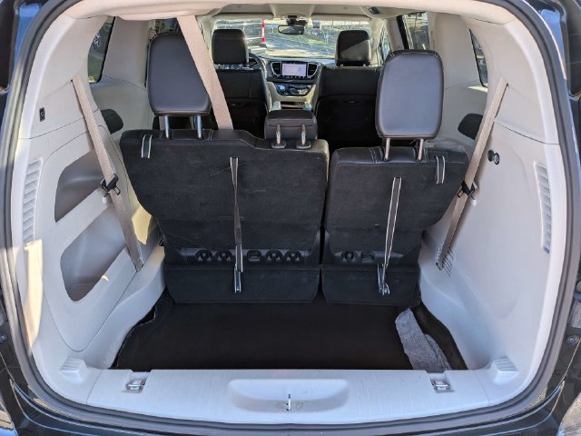 Used 2024 Chrysler Pacifica Touring-L FWD image 12