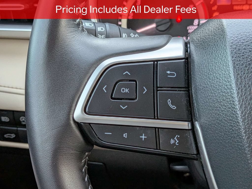 Used 2024 Toyota Highlander XLE FWD image 28