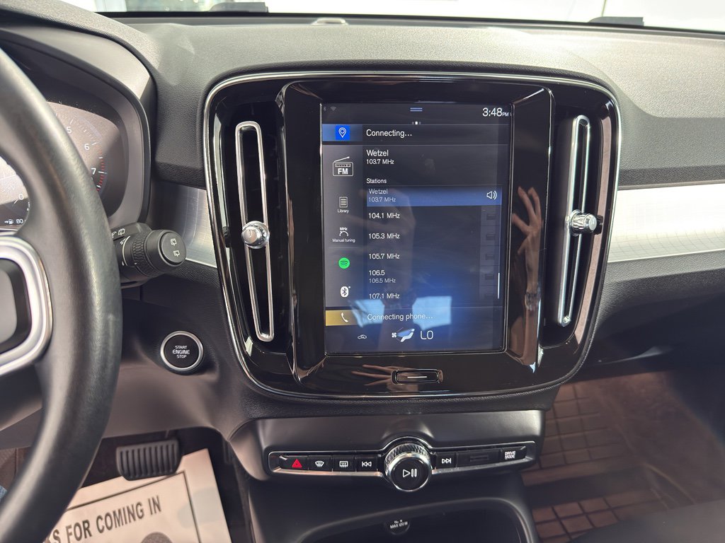 Used 2020 Volvo XC40 T4 Momentum image 21