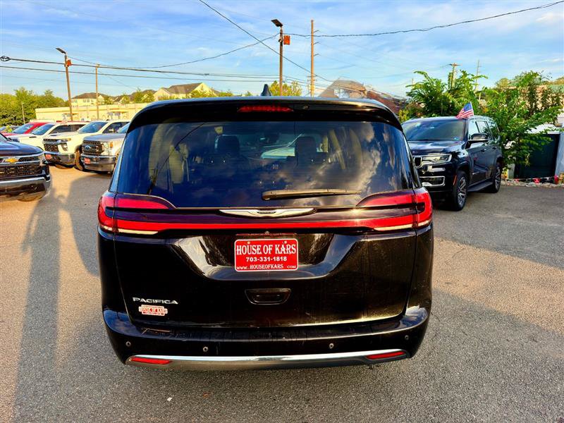 Used 2024 Chrysler Pacifica Touring-L FWD image 3