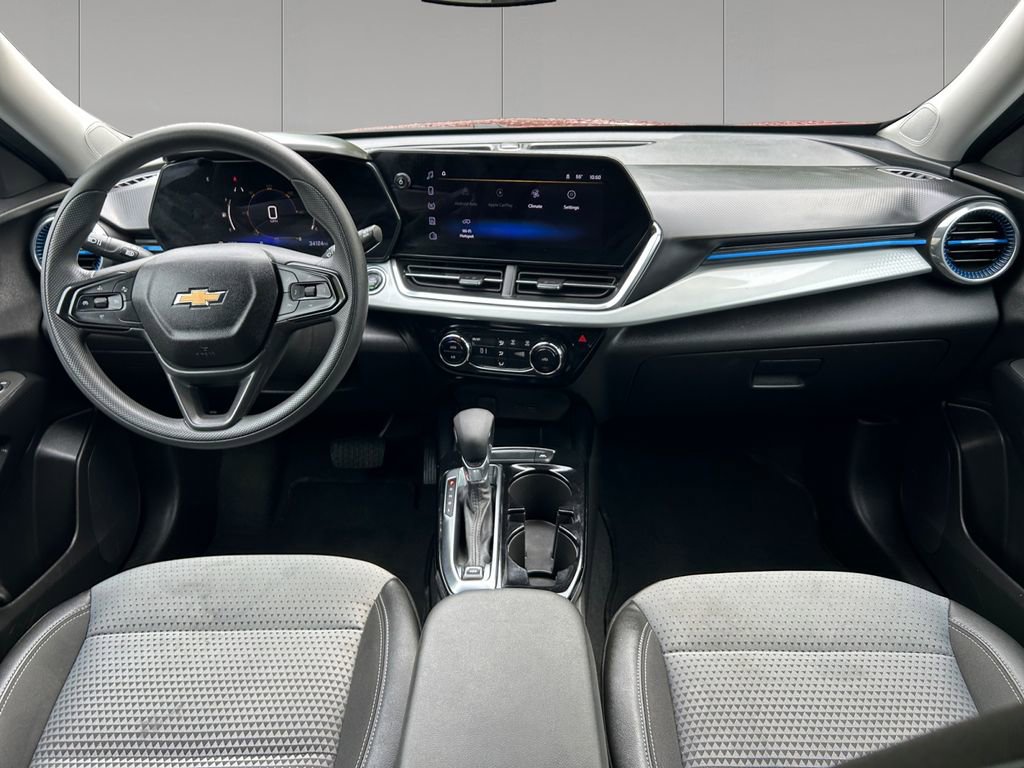 Used 2025 Chevrolet Trax LT FWD image 12