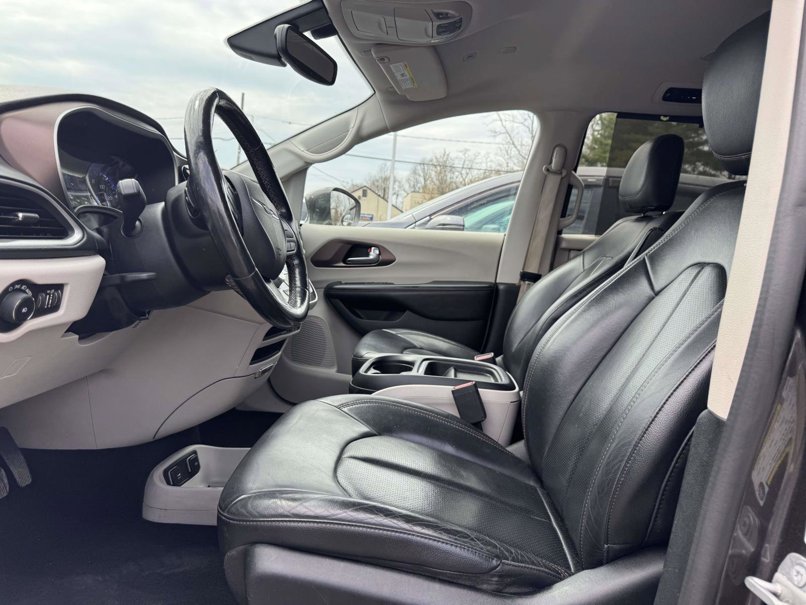 Used 2019 Chrysler Pacifica Touring-L FWD image 12
