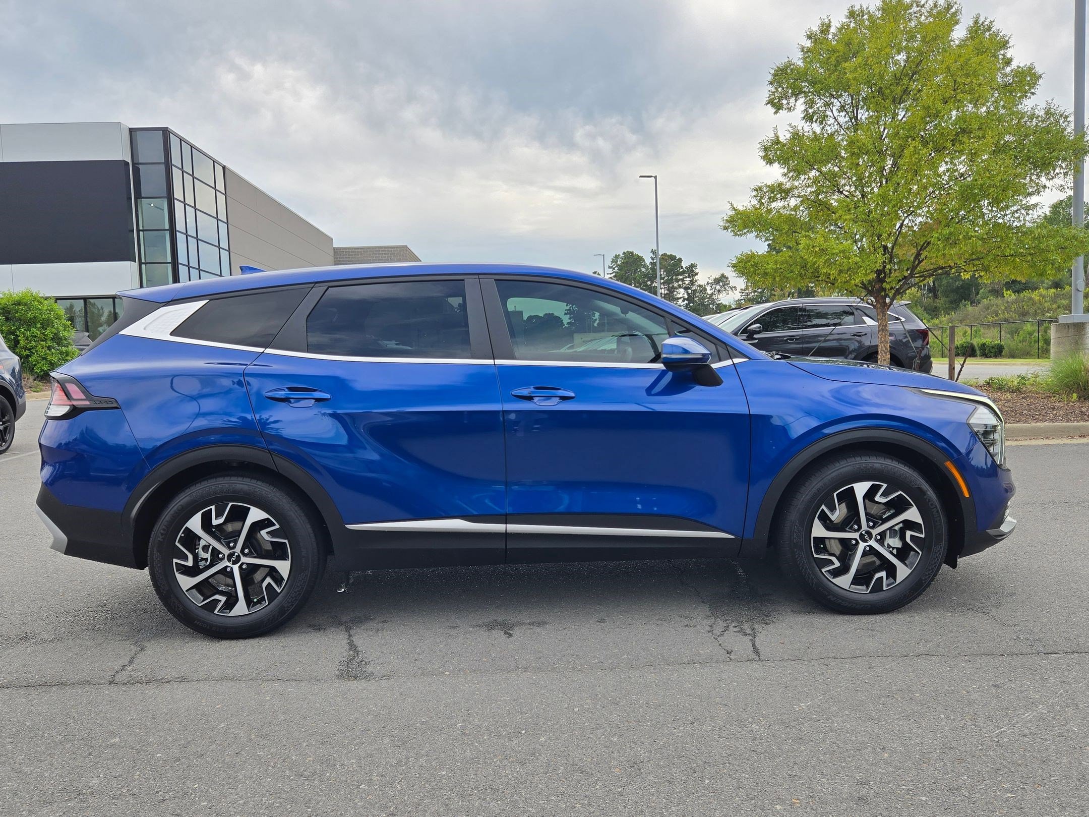 Used 2025 Kia Sportage EX image 8