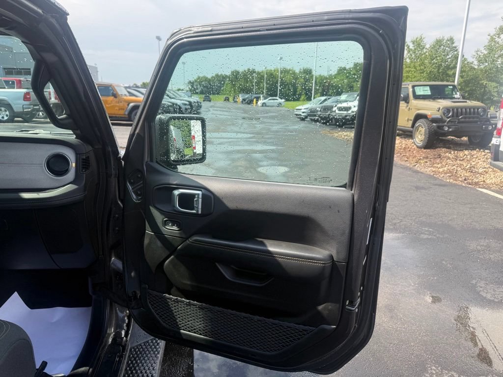 Used 2025 Jeep Wrangler Unlimited Sahara AWD/4WD image 56
