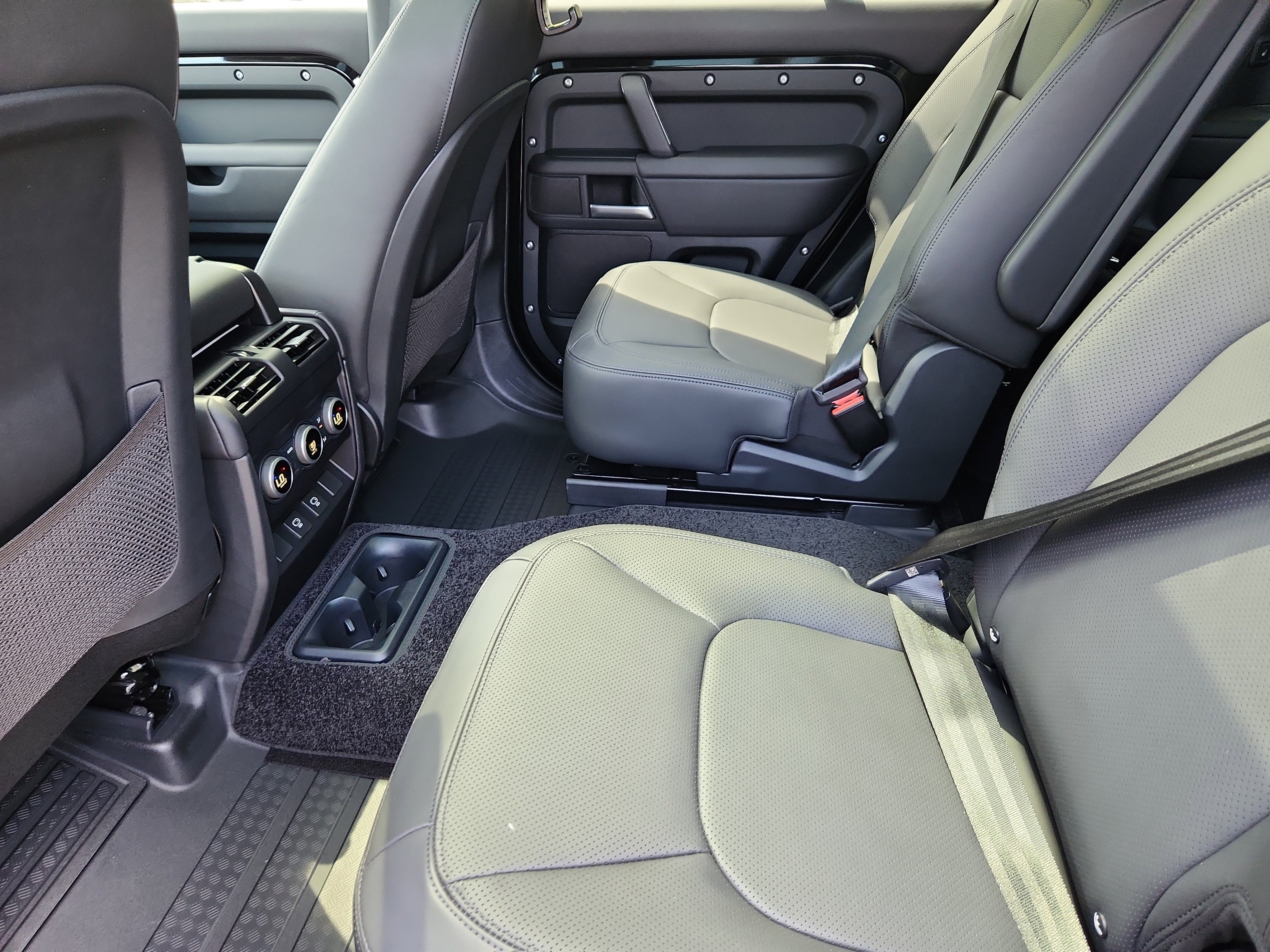 Used 2025 Land Rover Defender 130 S image 5