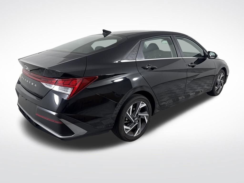 Used 2025 Hyundai Elantra SEL image 3