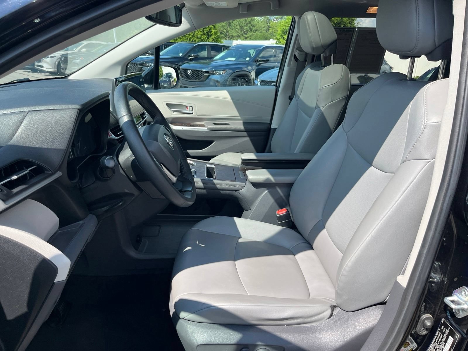 Used 2021 Toyota Sienna XLE FWD image 27