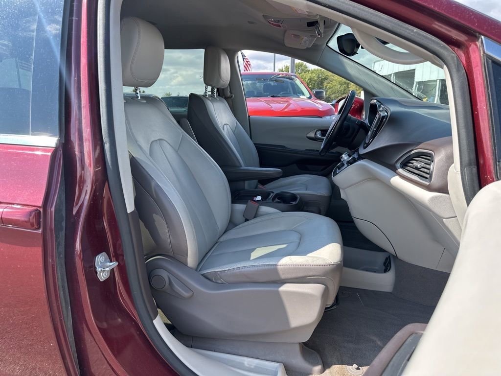 Used 2017 Chrysler Pacifica Touring-L image 22
