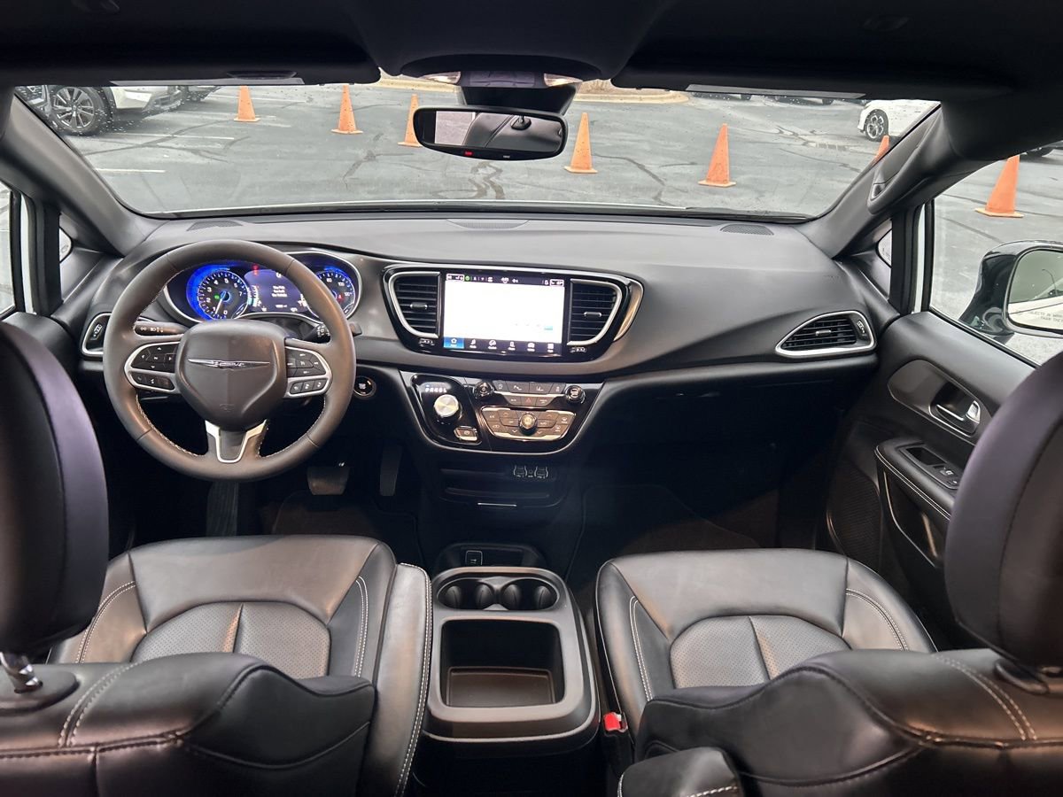 Used 2025 Chrysler Pacifica Select FWD image 31
