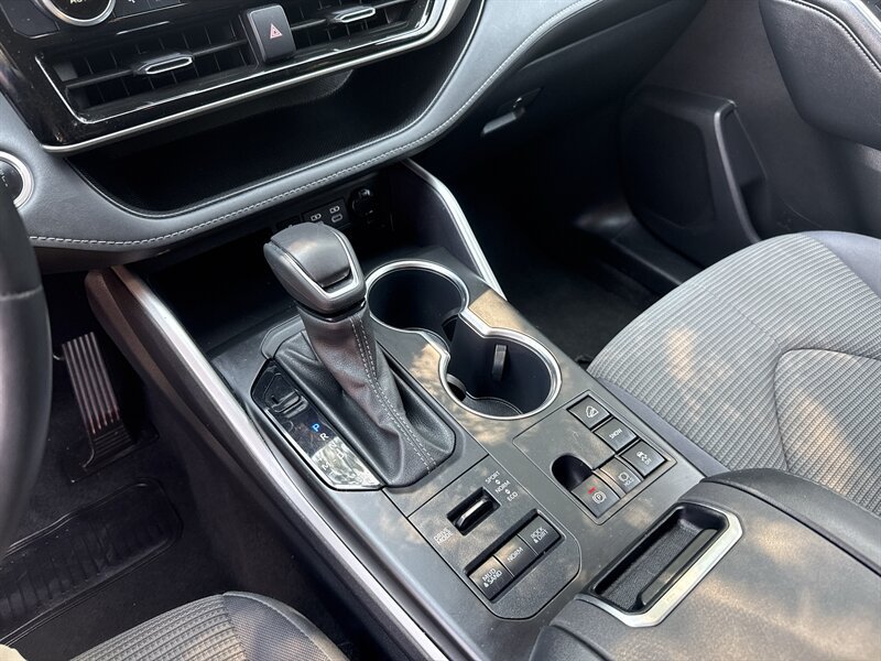 Used 2024 Toyota Highlander LE AWD/4WD image 33