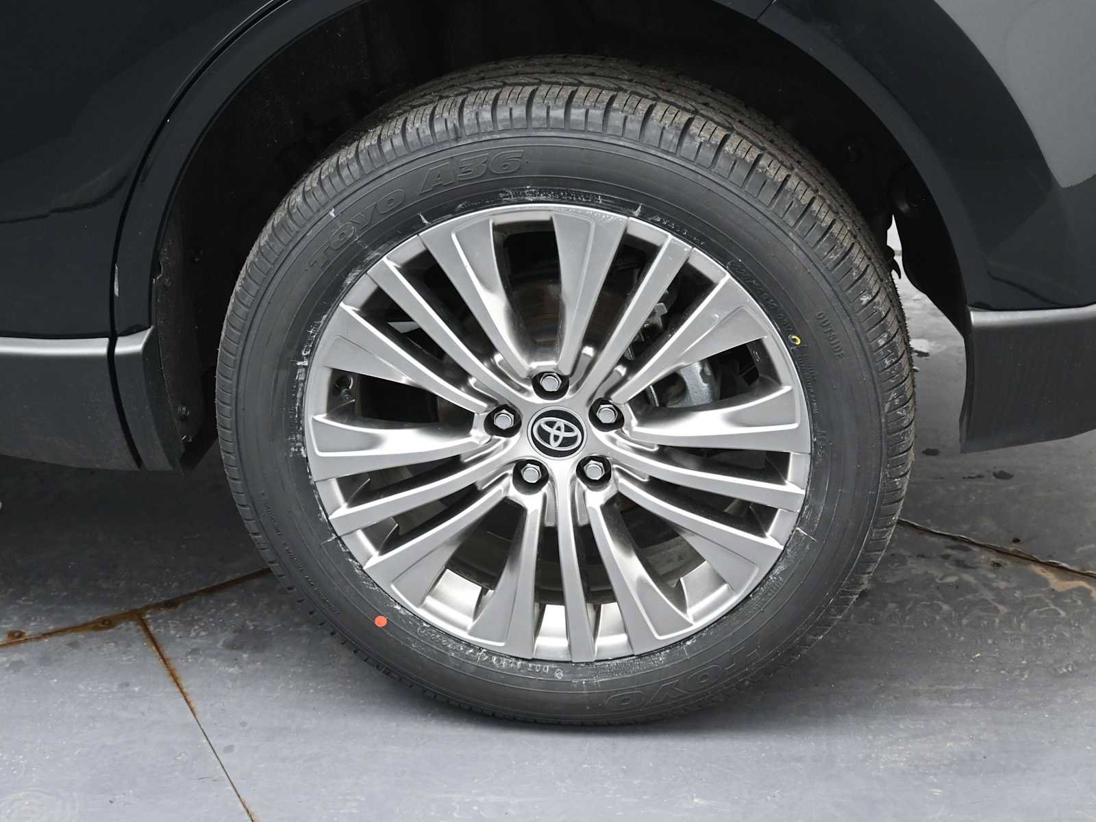 Used 2023 Toyota Venza Limited image 5