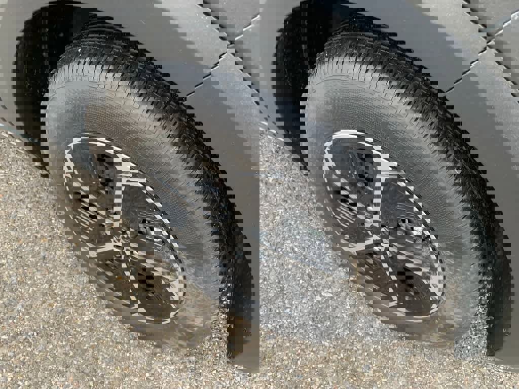 Used 2025 Kia Niro EX image 9