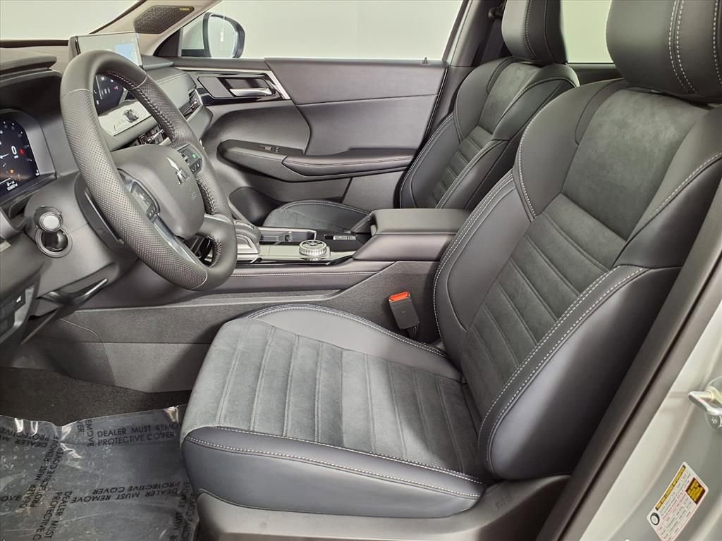 Used 2025 Mitsubishi Outlander SE image 20