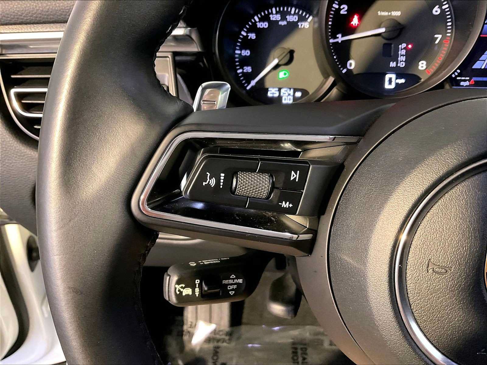 Certified 2023 Porsche Macan AWD/4WD image 27