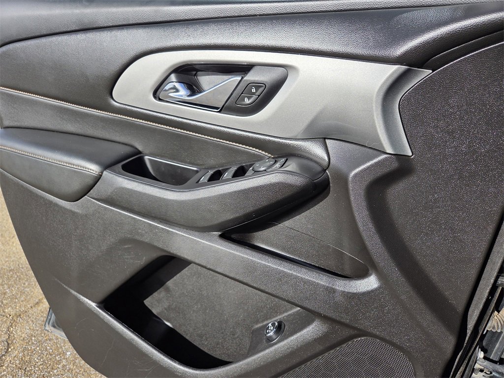 Used 2018 Chevrolet Traverse LT image 16