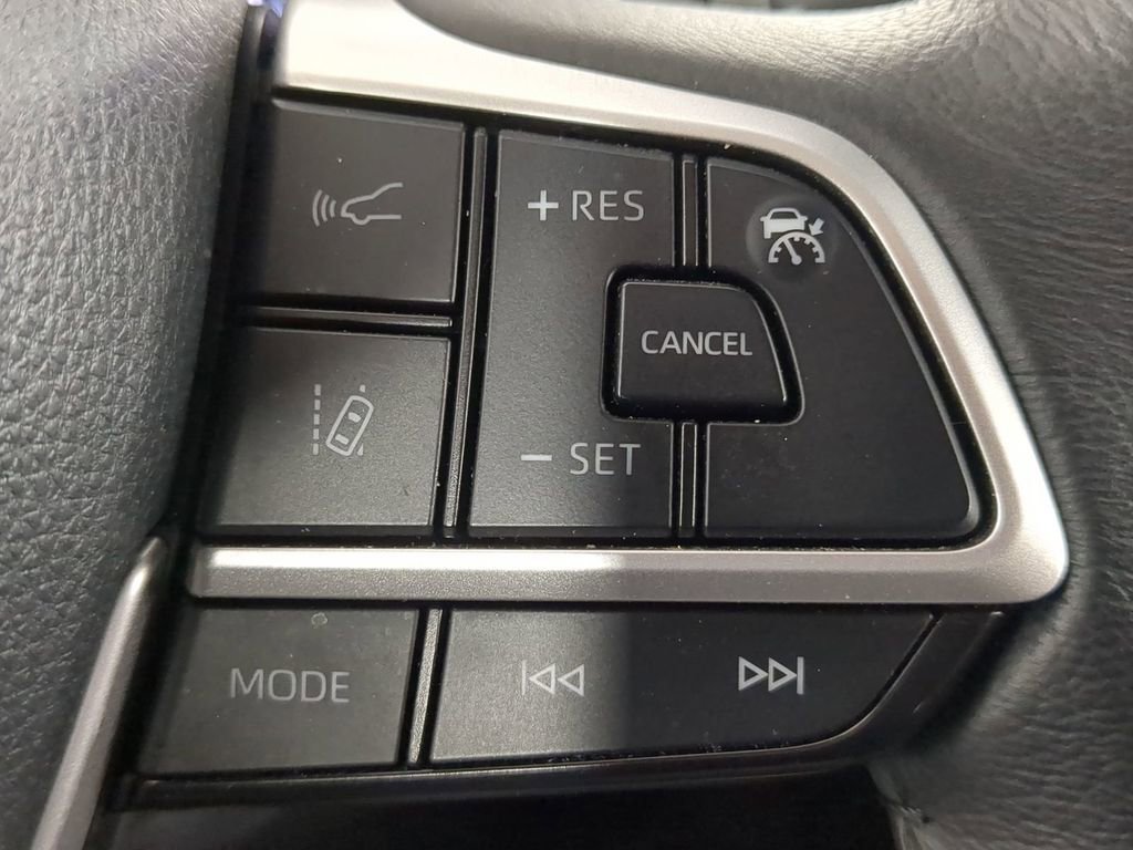 Used 2025 Toyota Sienna XLE image 32